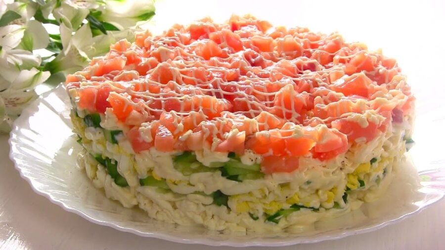 Простий салат на Новий рік 2024 з картоплею та червоною рибою