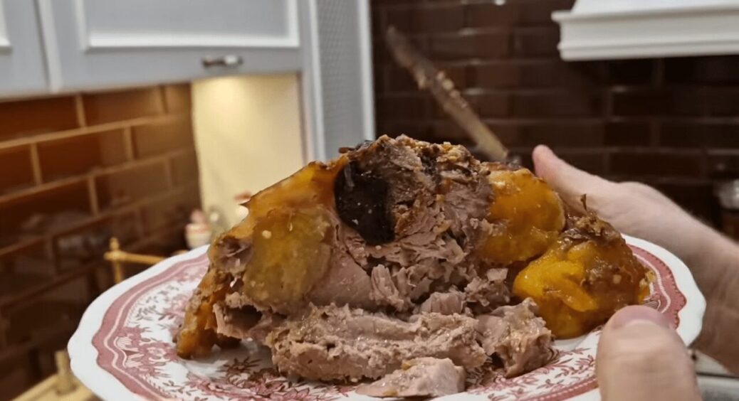 Головне святкове блюдо — свинина з чорносливом й курагою: готую, запікаю, подаю. Вже від вигляду слинка тече 