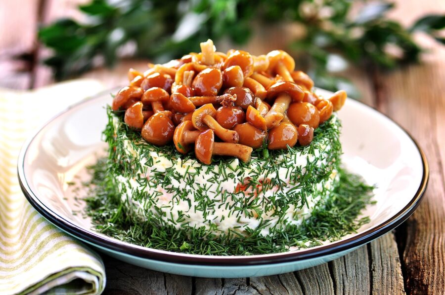Кулінари поділились рецептом смачного салату на Новий рік 2024 з грибами та куркою