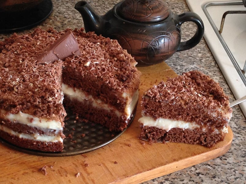 Простий рецепт смачного домашнього торта на основі кефіру