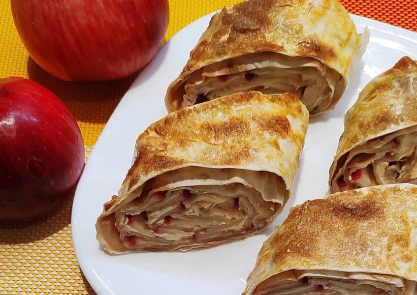 Кулінари поділились простим рецептом смачного частування з яблука та горіхів у лаваші
