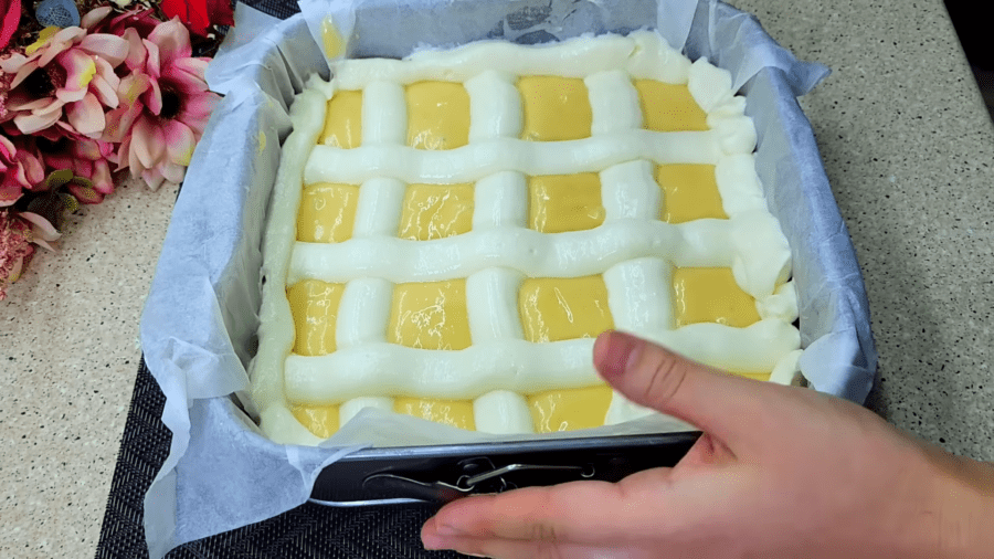 Рецепт простого і смачного пирога з сирною начинкою