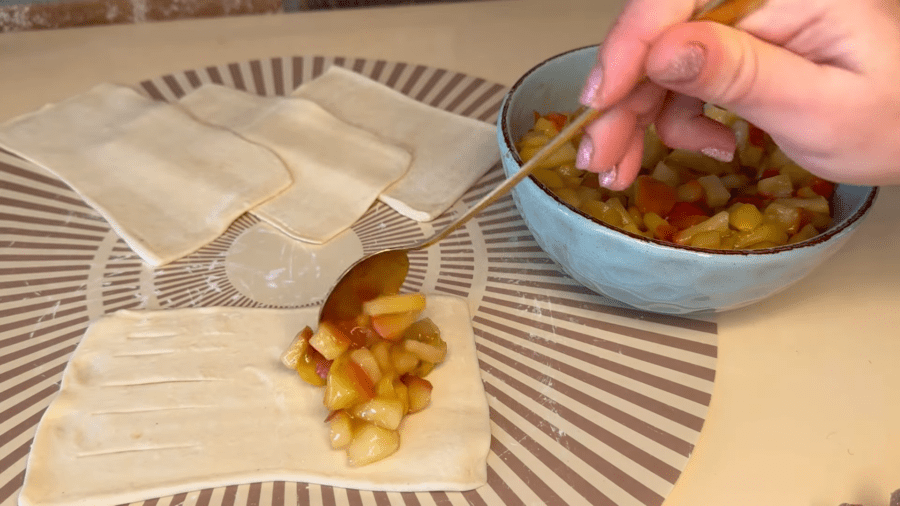 Рецепт смачних і соковитих слойок з яблуками