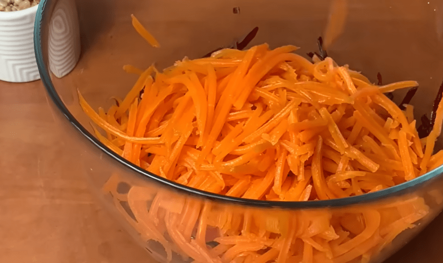 Простий рецепт незвичайного бурякового салату із секретним інгредієнтом