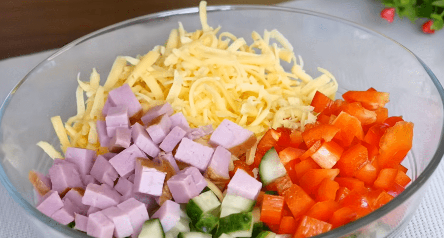 Рецепт святкового салату з шинкою і сиром
