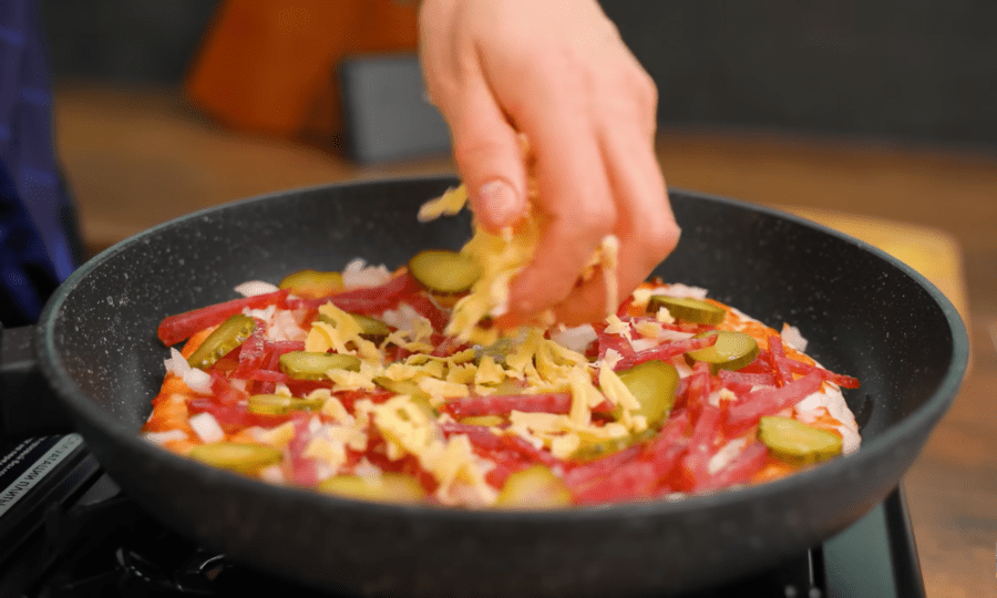 Рецепт швидкої і смачної піци на сковороді за 10 хвилин