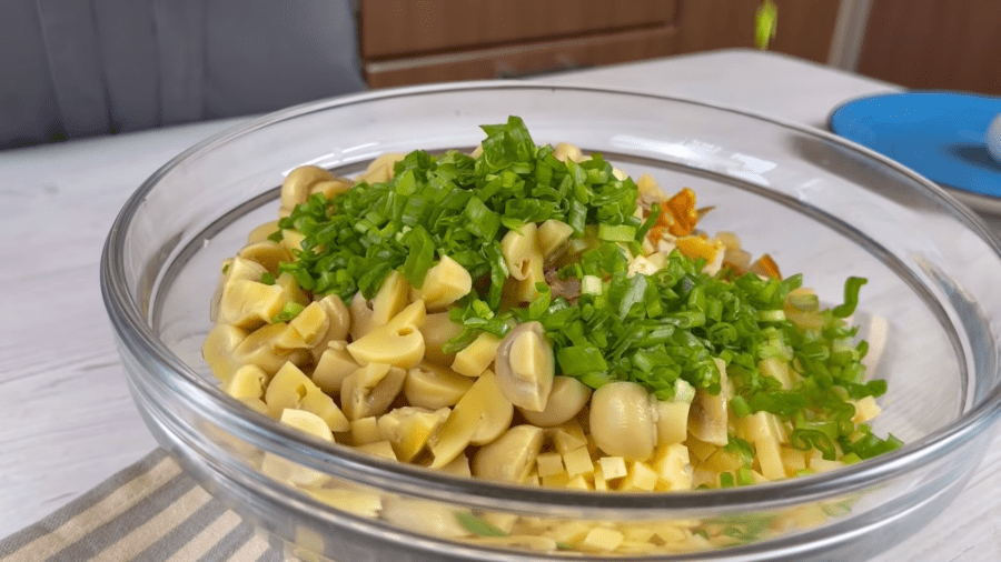  Рецепт ситного і ніжного салату з копченою куркою і грибами