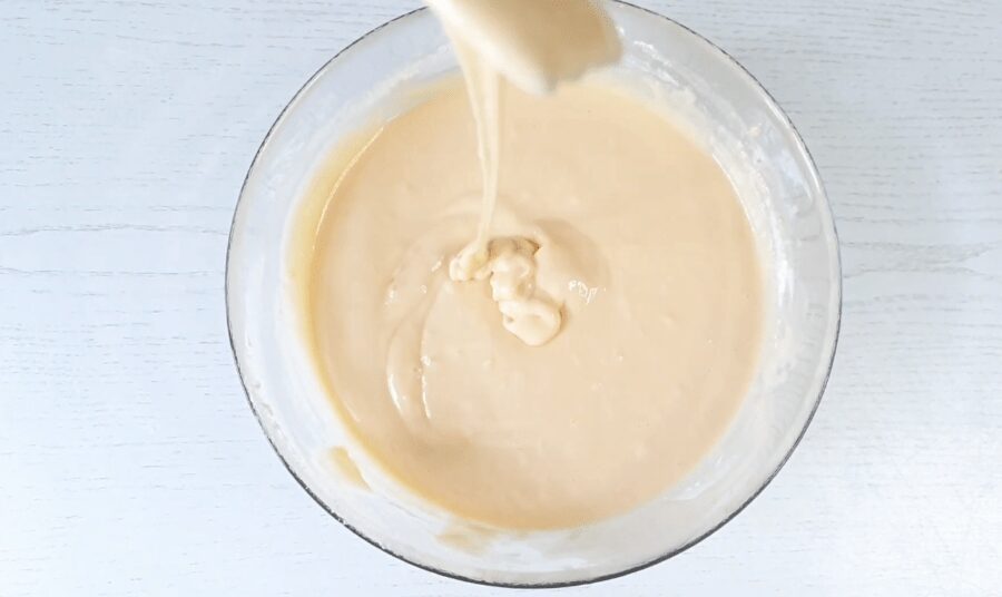 Рецепт простого і смачного пирога до чаю на молоці