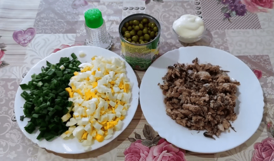 Рецепт смачного і ніжного салату з рибною консервою