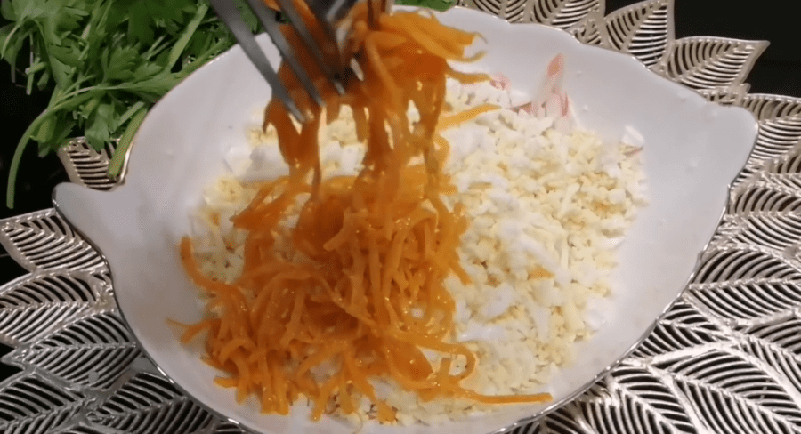 Рецепт швидкого і смачного салату з крабових паличок і плавленого сиру