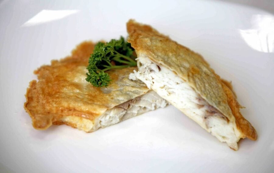 Кулінари поділились простим рецептом смачної смаженої риби без борошна та без смороду