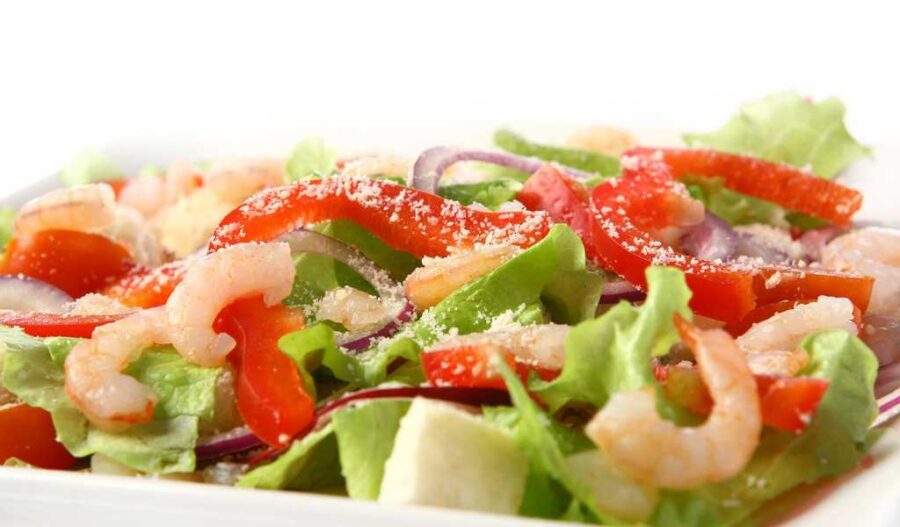 Легкий салат з креветками та овочами