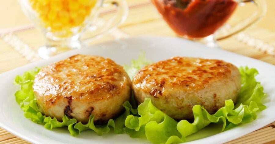 Кулінари поділились простим рецептом смачних і соковитих котлет із курячого м'яса