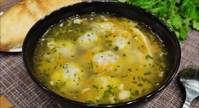 Суп з такими кульками навіть на воді буде смачний: виручає, коли треба швидко приготувати обід 