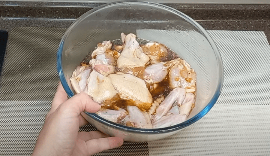 Рецепт пікантних курячих крилець у медовому соусі
