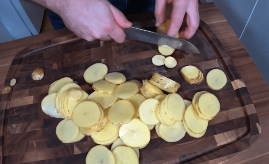 Рецепт ніжної і соковитої картопляної запіканки на швидкоруч