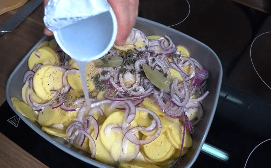 Рецепт ніжної і соковитої картопляної запіканки на швидкоруч