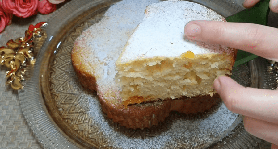 Рецепт смачного і вологого пирога з варення і кефіру