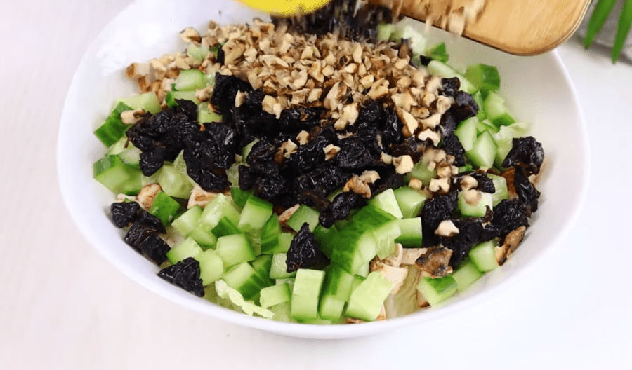 Рецепт оригінального салату з пекінської капусти і чорносливу