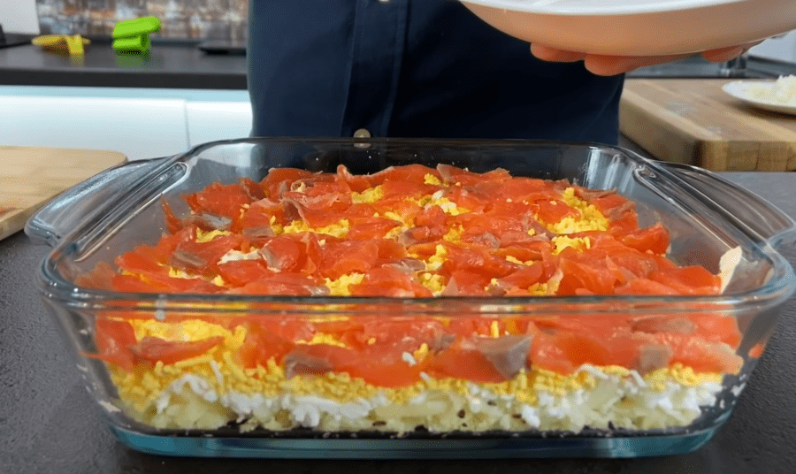 Рецепт святкового салату з червоною рибою і картоплею