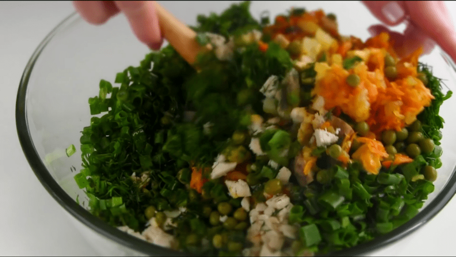 Рецепт ситного і низькокалорійного салату з куркою та грибами