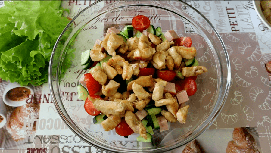 Рецепт свіжого і соковитого салату з овочами і куркою