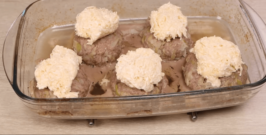 Рецепт соковитих м'ясних гнізд з капустою під сирною шапкою 