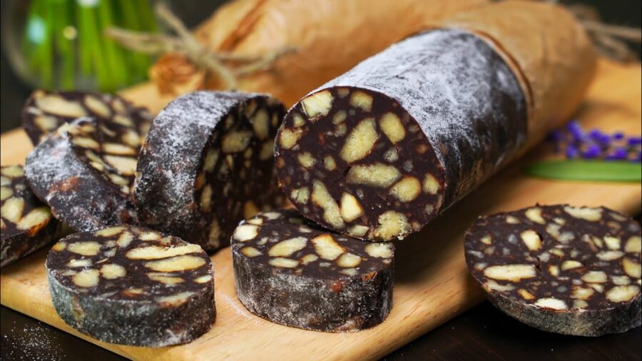Рецепт популярного десерту: шоколадної ковбаски з печивом та горіхами 