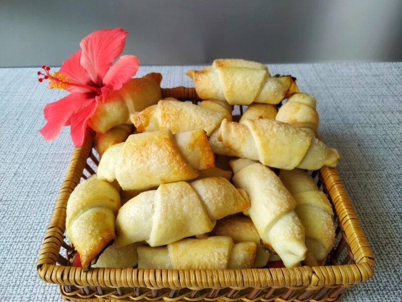 Рецепт смачних рогаликів із вишневим повидлом, які готуються за лічені хвилини та добре смакують