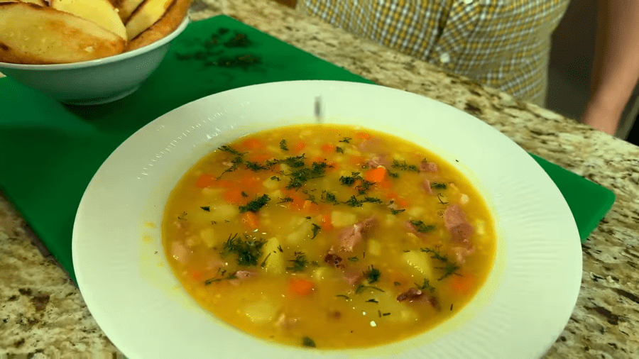 Гороховий суп із копченостями