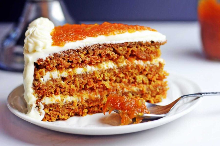 Кулінари поділились простим рецептом смачного морквяного пирога, який готується за лічені хвилини