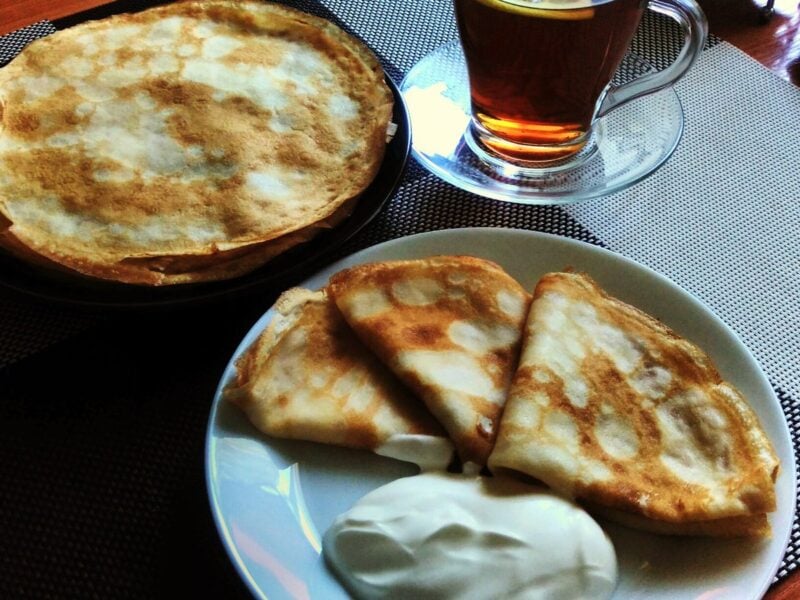 Простий рецепт смачних млинців до Масляної – у тісто для млинців потрібно додати трішки кави