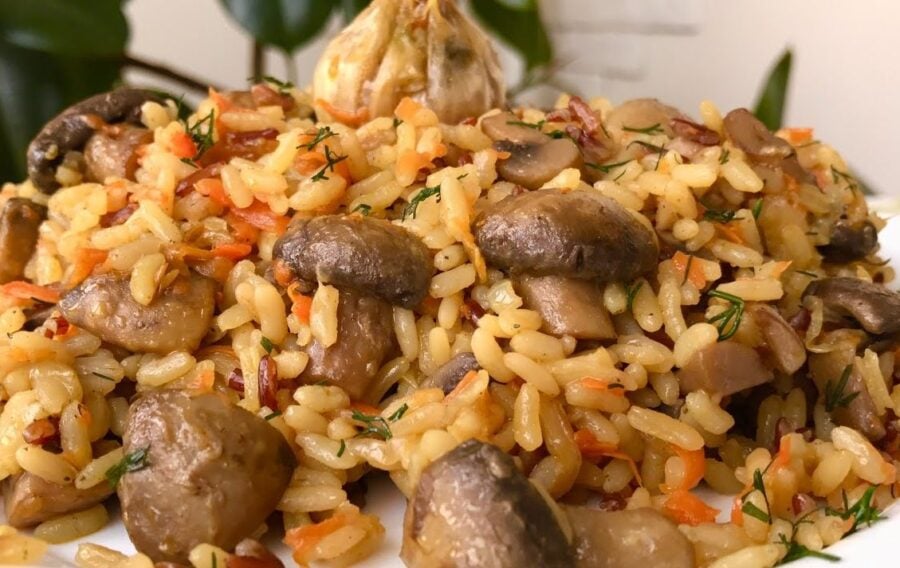 Кулінарна блогерка поділилась простим і дуже швидким рецептом смачного пісного плову з грибами