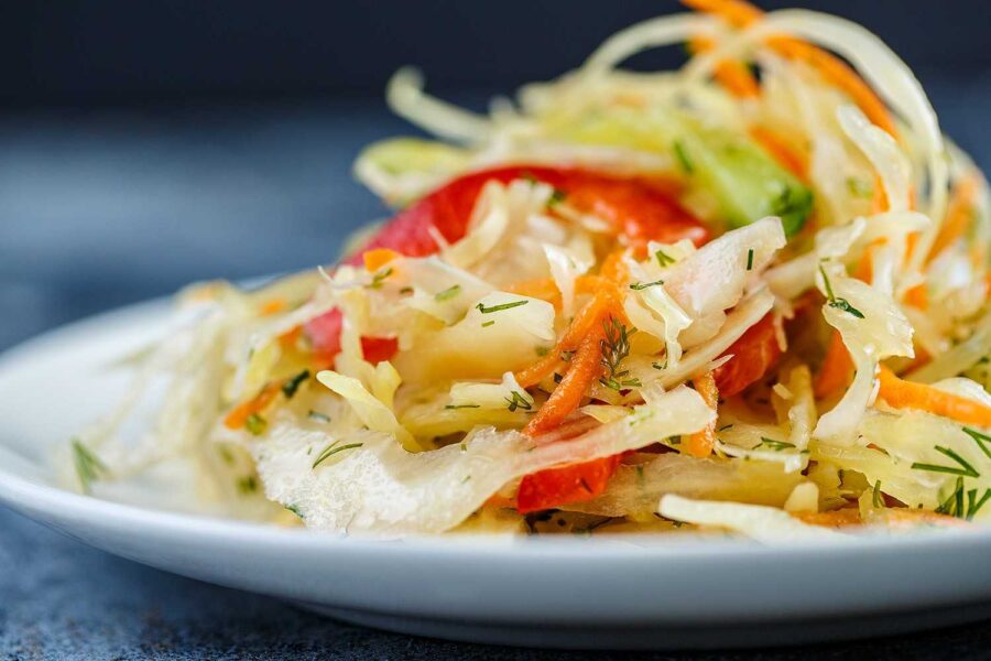 Простий рецепт смачного й легкого салату, який допоможе схуднути до літа – ситний і корисний