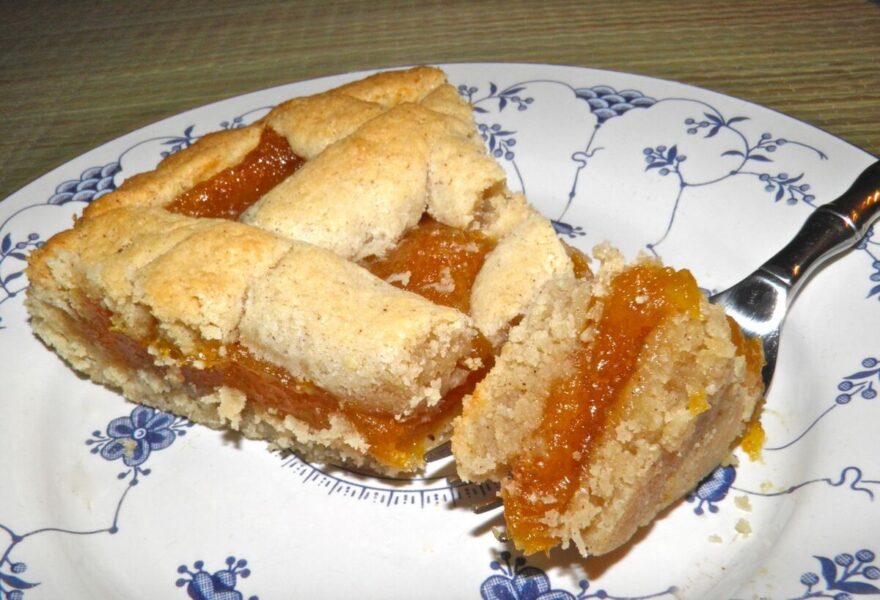 Кулінари поділились рецептом апетитного десерту з абрикосовим варенням і листковим тістом