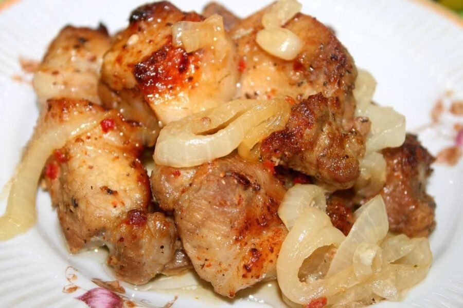 Простий і дуже швидкий рецепт смачного м'яса у духовці – виходить соковитішим, ніж шашлик на мангалі