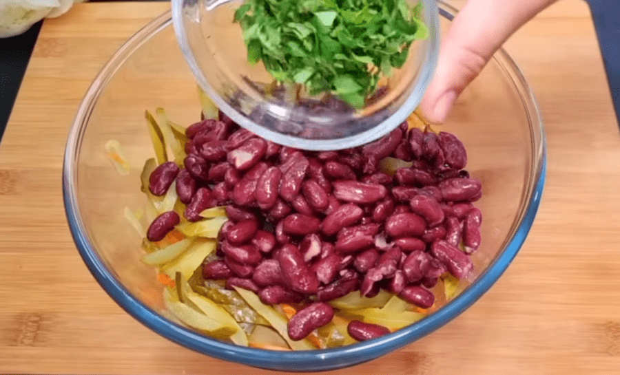 Рецепт смачного салату з солоними огірками до посту