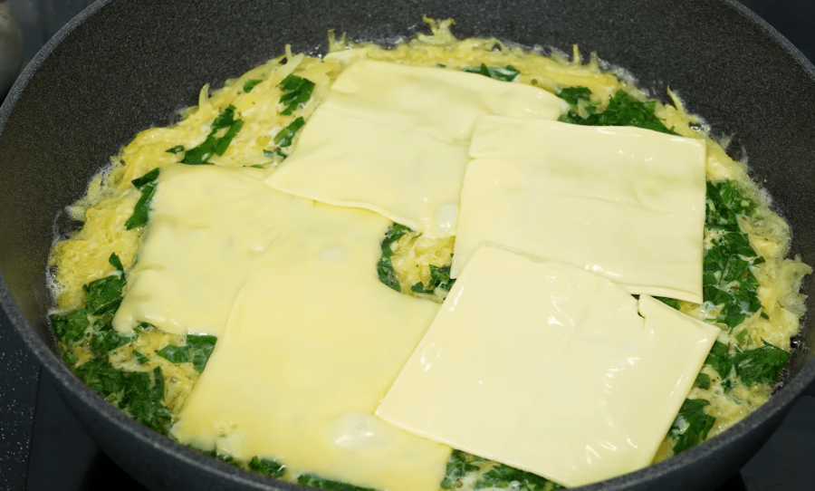 Рецепт ніжної картопляної запіканки на сковороді за 10 хвилин