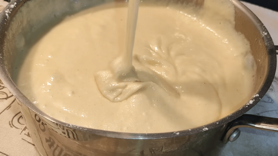 Рецепт пухкого і ніжного манника на молоці зі сметанним кремом