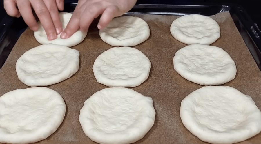 Рецепт порційних міні піц у духовці: пухке тісто і багато начинки
