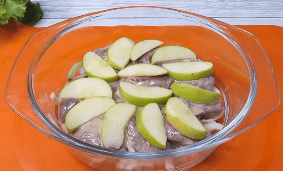 Рецепт ніжної і соковитої печінки з яблуками у духовці