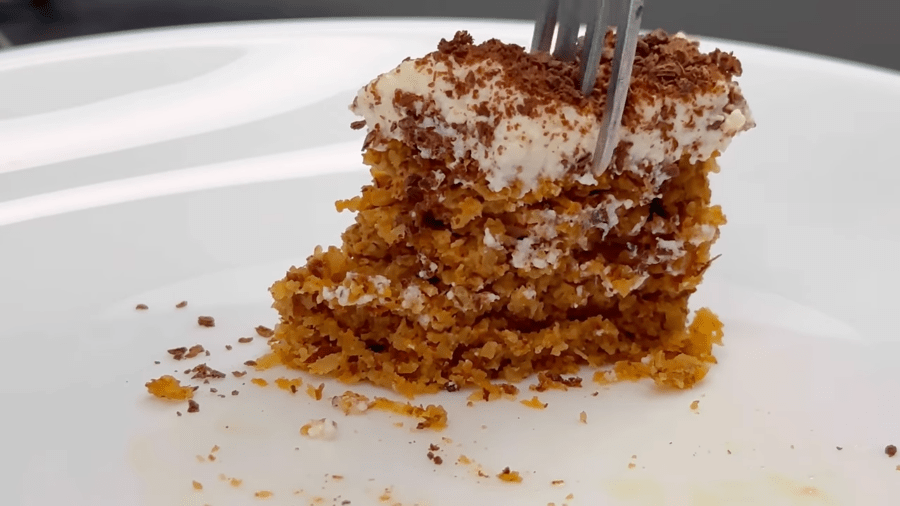 Рецепт низькокалорійної домашньої випічки: морквяний пиріг без борошна