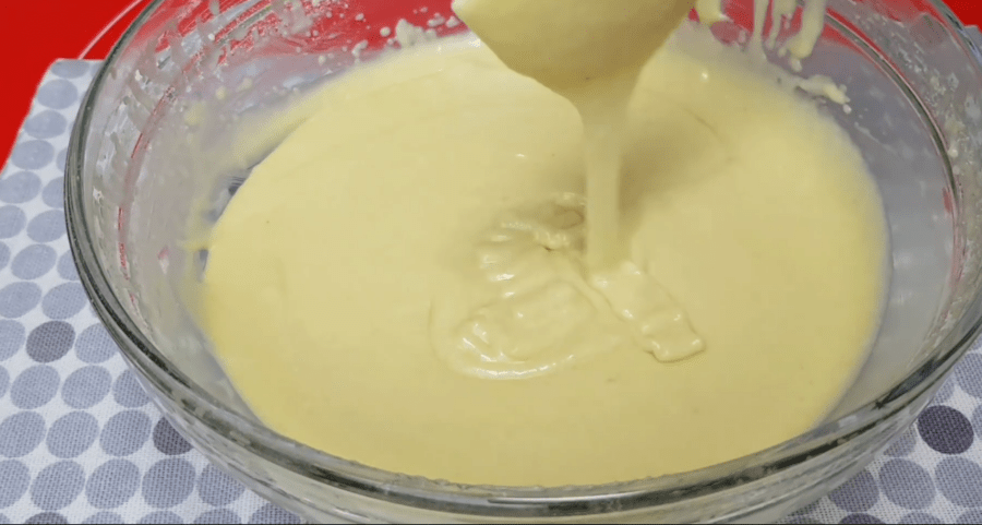 Рецепт пухкого і ніжного манника на кефірі зі згущеним молоком