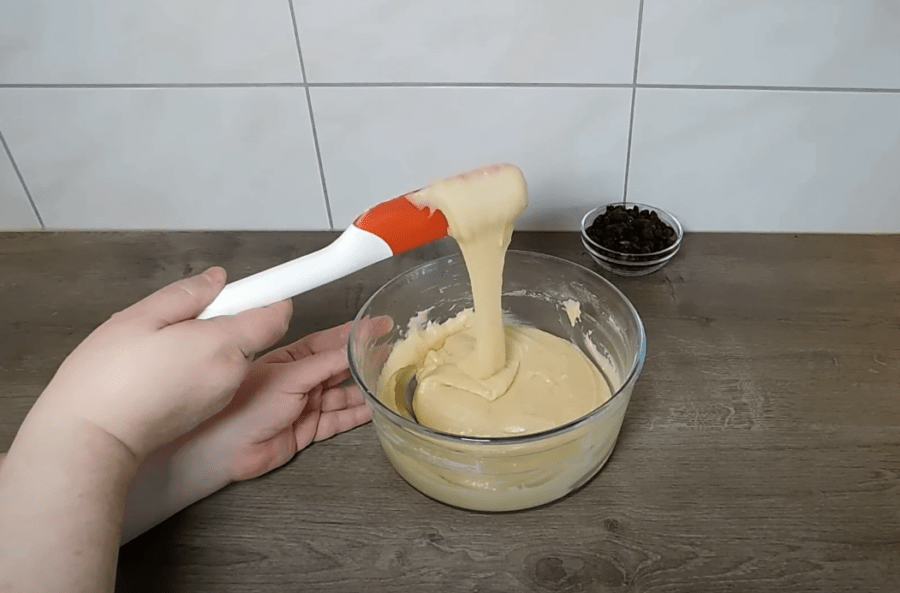 Рецепт пухких і вологих домашніх кексів з родзинками