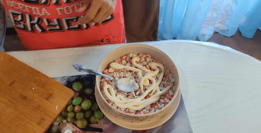 Рецепт святкового салату з крабовими паличками і плавленим сиром