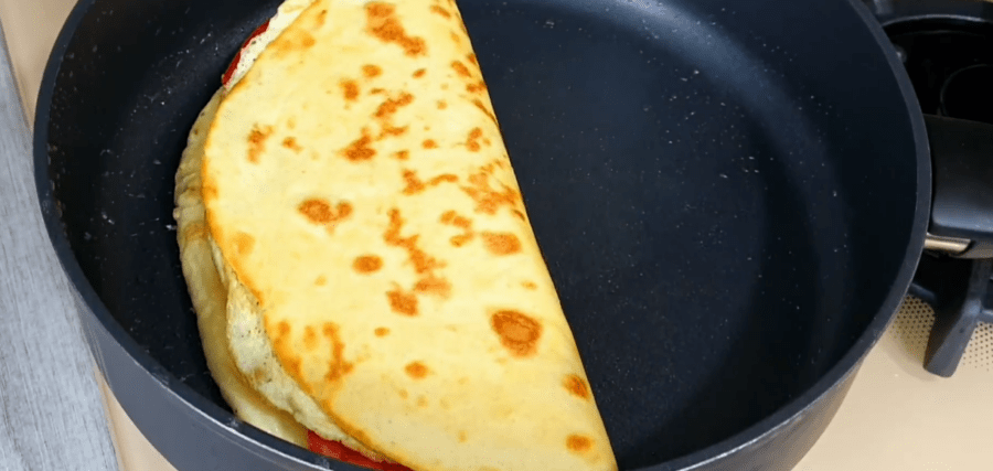 Рецепт швидкого сніданку на сковороді з лаваша і яєць