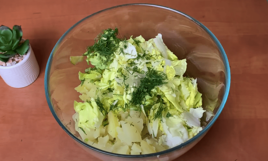 Рецепт смачного і соковитого салату з солоними огірками і кукурудзою