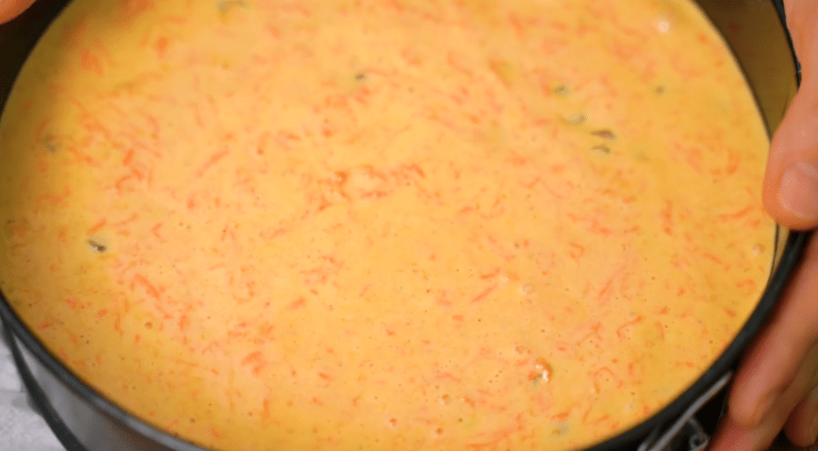 Рецепт ніжного і вологого морквяного пирога зі сметанним кремом