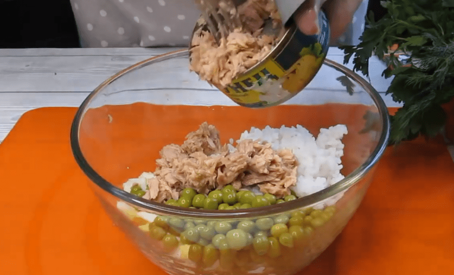 Рецепт ситного і смачного салату з рибною консервою