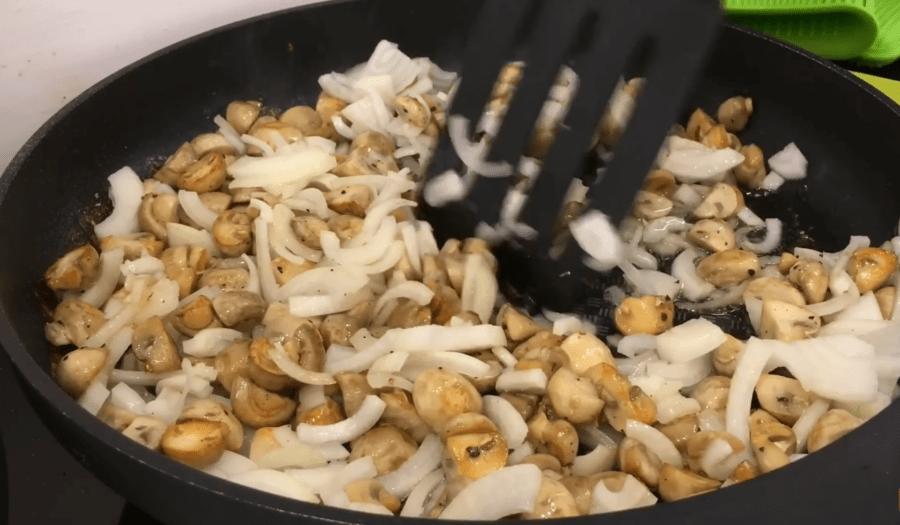 Рецепт соковитого курячого філе з грибами в сметанному соусі
